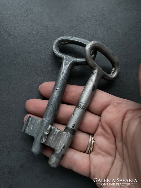 2 db régi nehéz kapu kulcs