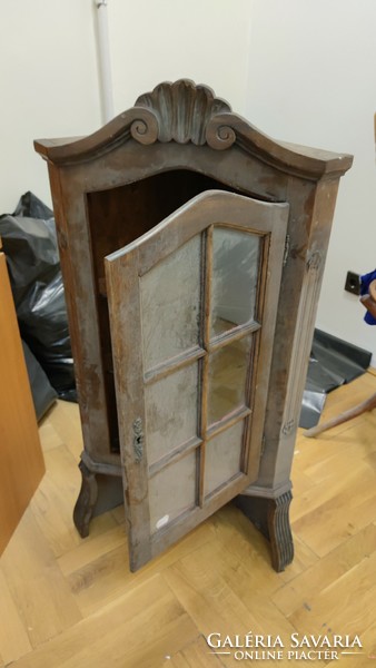 Wooden corner cabinet with glass