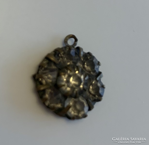 Fine antique daisy-style copper pendant decorated with claw-shaped stones