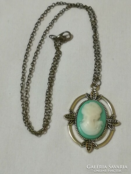 Camea pendant with chain.