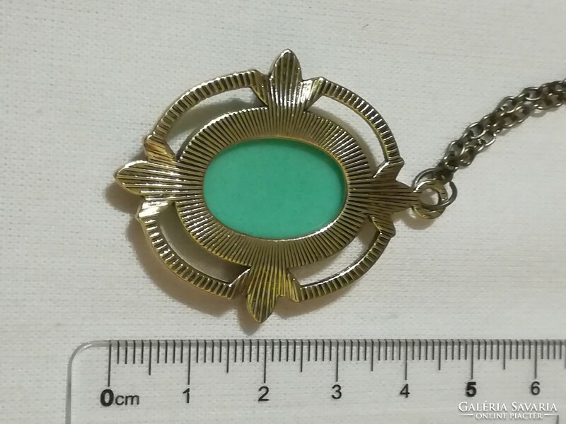 Camea pendant with chain.