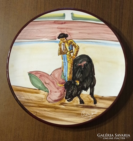 Spanyol bikaviadal, kézzel festett szignózott fali tányér, 26 cm