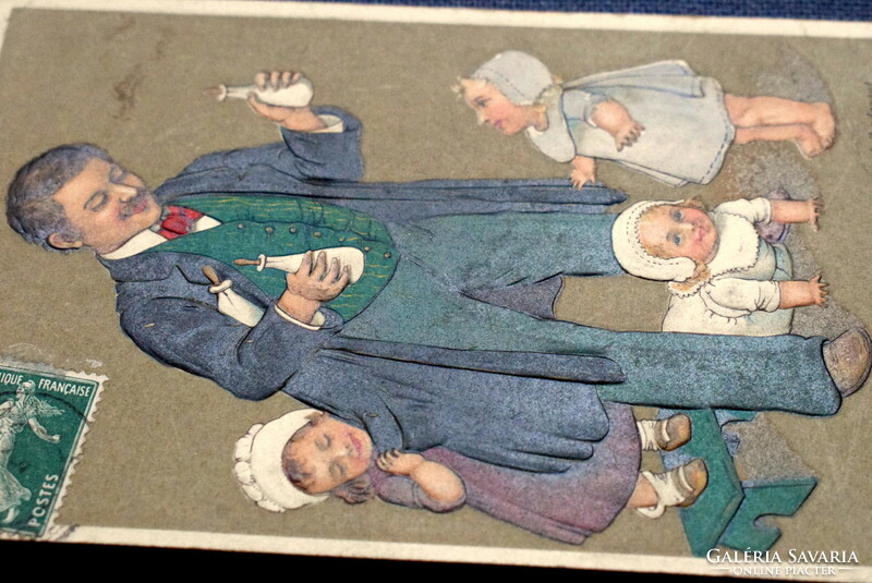 Antik dombornyomott üdvözlő képeslap - apa , 3 gyerek . 3 cumisüveg