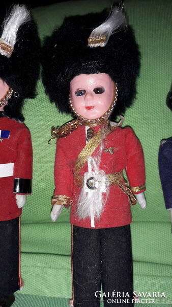 Old English twinkling dolls London police soldiers Scottish bagpipes full line 16cm in one according to the pictures