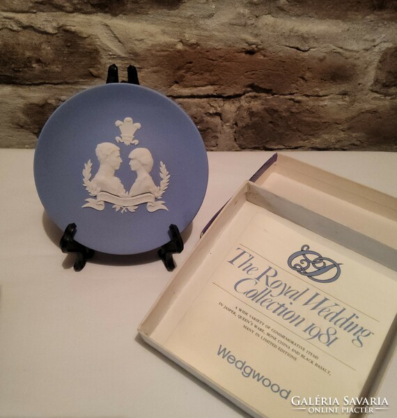 Wedgwood commemorative plate in honor of the Royal Wedding