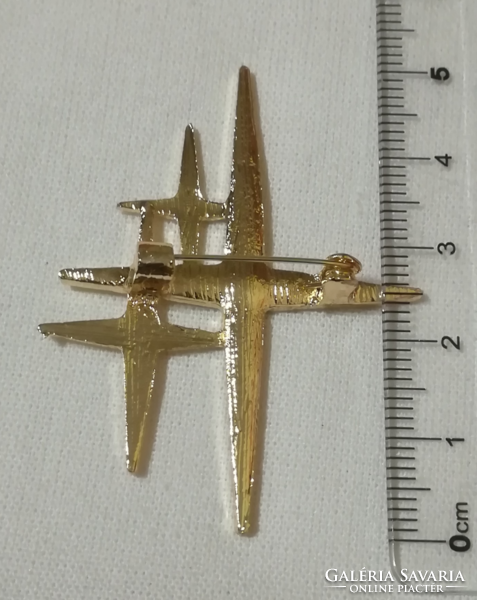 Gold-plated sparkling stone brooch.