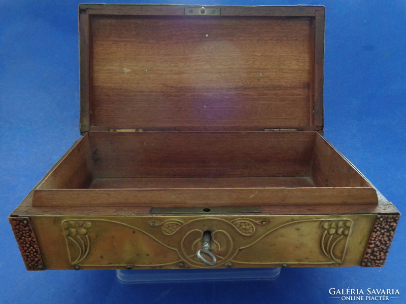 Art Nouveau hunter gift box