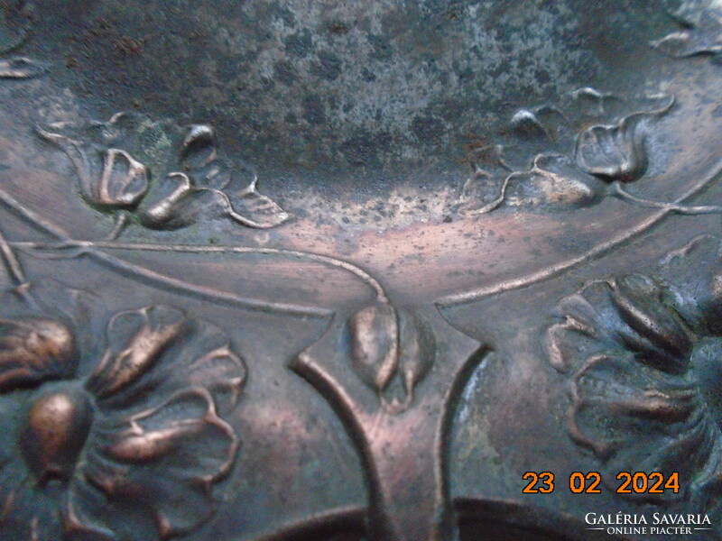 Szecessziós bronzírozott kézzel készült fém falidísz morzsatálca repoussé virág motívummal díszítve