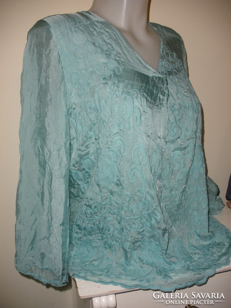 Top with blue-green silk content