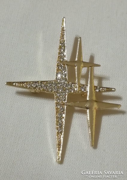 Gold-plated sparkling stone brooch.