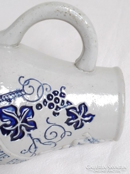 Két régi német kék szürke kőcserép porcelán korsó boros kiöntő kancsó pár 2,5 dl jelzett szőlő