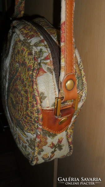Daniel tapestries strong shoulder bag/reticule with peacock, tapestry effect combined with genuine leather.