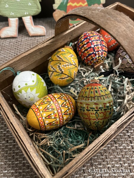 Hand-painted Easter (chicken) eggs. Each piece is unique!