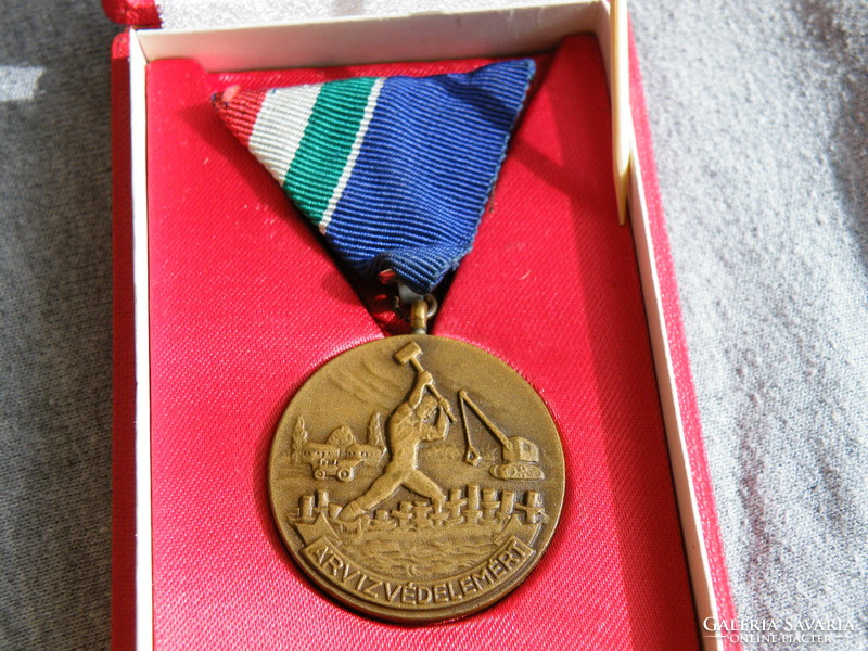 UK0272  Bronz érem és kitüntetés gyűjtemény ingyen posta