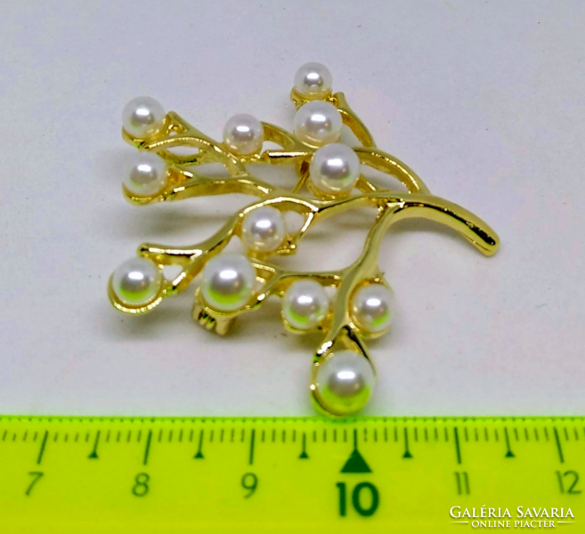 White tekla pearl brooch with gilded socket 13