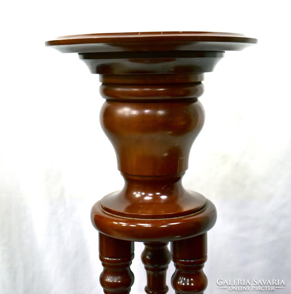 Solid wooden pedestal with a beautiful decorative column design