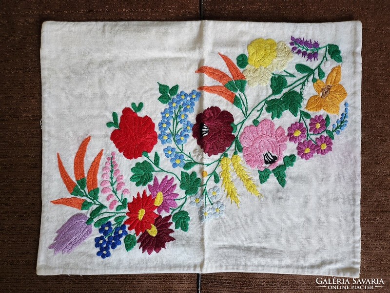Pillowcase with diagonal Kalocsa stitching