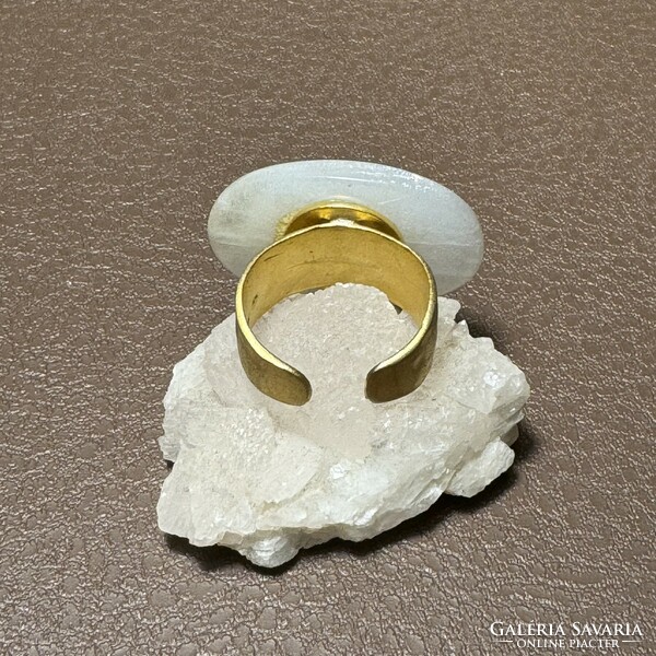 Modern nagy holdkő gyűrű, kéken opalizált holdkő állítható méretű statement gyűrű, arany szín gyűrű