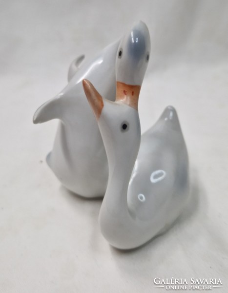 A pair of Gollóháza porcelain geese in perfect condition, 10 cm.