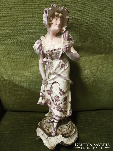 Charming lady with a fan - faience (?) Statue