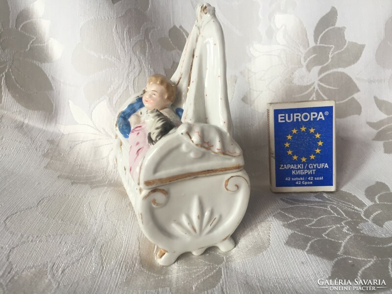 Bájos antik figurális porcelán doboz, kisgyermek figura, baba cicával-hajtincs vagy fogacska tartó