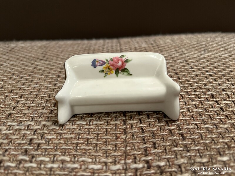 Porcelán kanapé babaházba :) 7 x 3 x 3 cm.