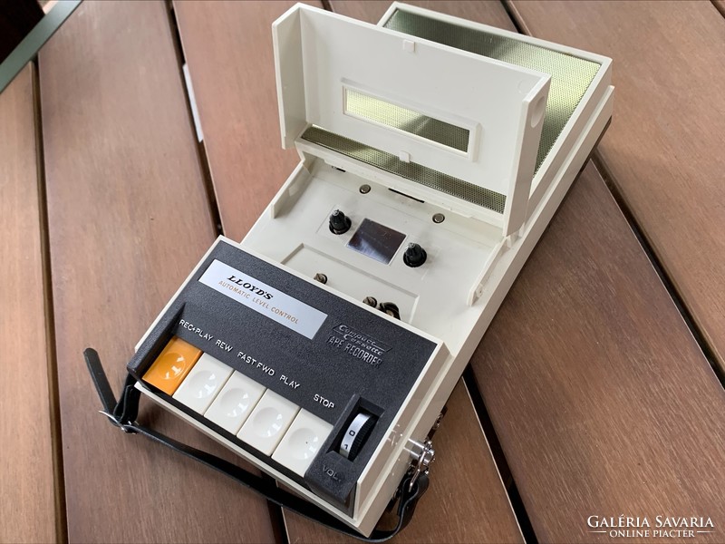 Lloyd’s amerikai retro kazettás magnó 1960-as évek, újszerű ajándék minőségi bőr váltáskával