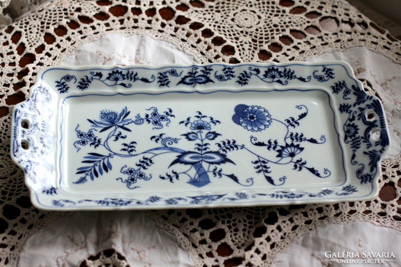 Beautiful, flawless porcelain tray with straw flower decoration