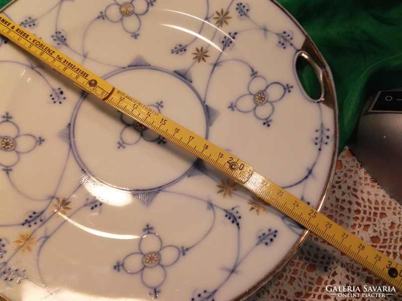 Porcelain offering, table centre.