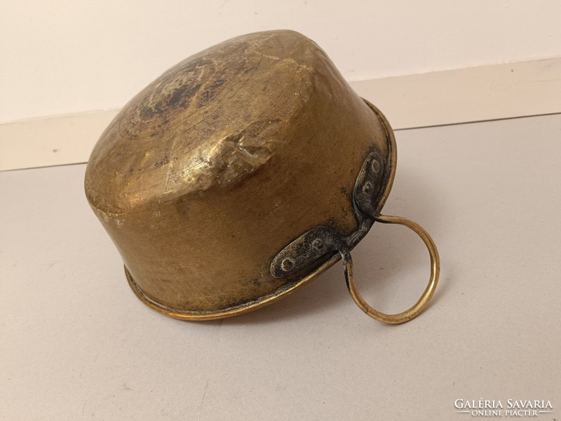 Antik konyhai eszköz patinás sárgaréz üst habüst füllel horpadásokkal 234 8412