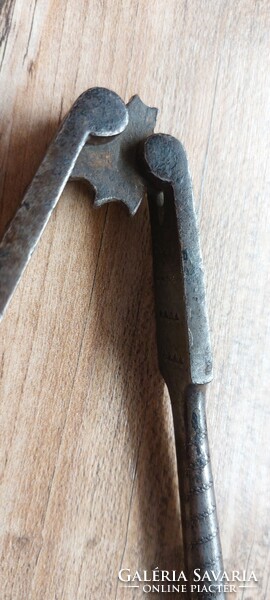 Antik az 1900-as évek elején készült vas diótörő, mogyorótörő konyhai szerszám, spirális mintával