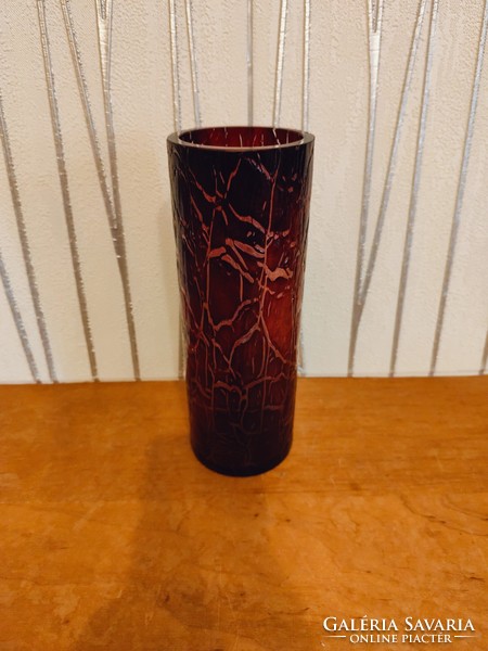 Crystal vase with a ruby-colored glass coating with a cracked effect.