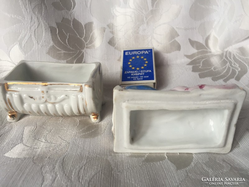 Bájos antik figurális porcelán doboz, kisgyermek figura, baba cicával-hajtincs vagy fogacska tartó