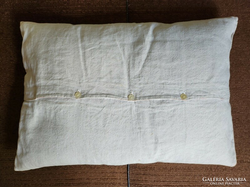 Pillow with triple diagonal Kalocsa stitching