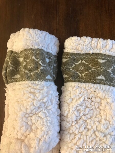 Meleg zokni-papucs a talpán csúszásmentes "korongokkal" norvég mintával. 39-40-es lábra.