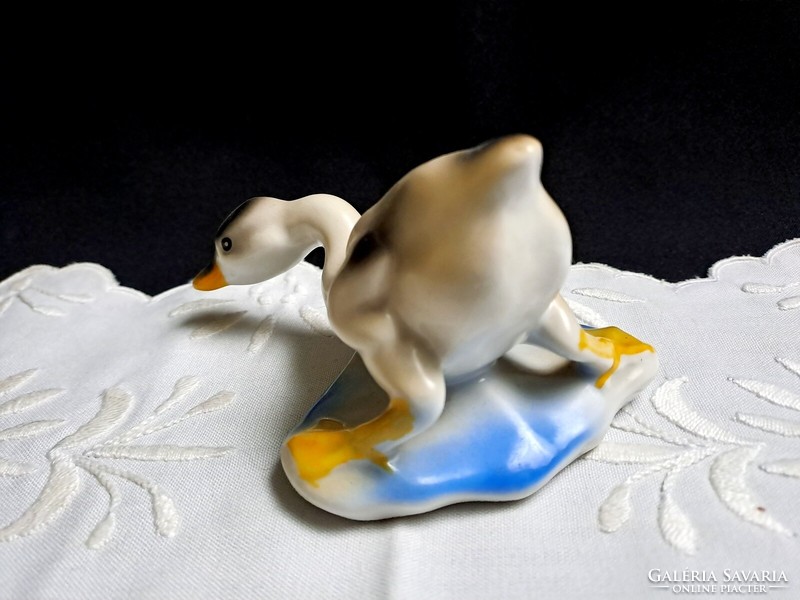 Marked porcelain special pecking duck