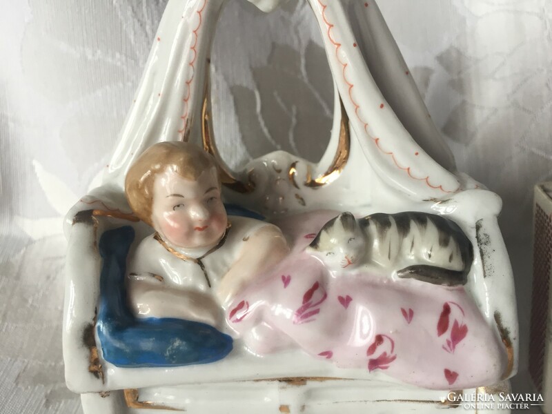 Bájos antik figurális porcelán doboz, kisgyermek figura, baba cicával-hajtincs vagy fogacska tartó