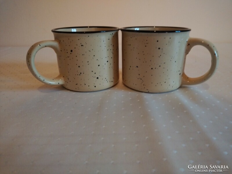 2 butter-colored mugs and cups with a retro effect