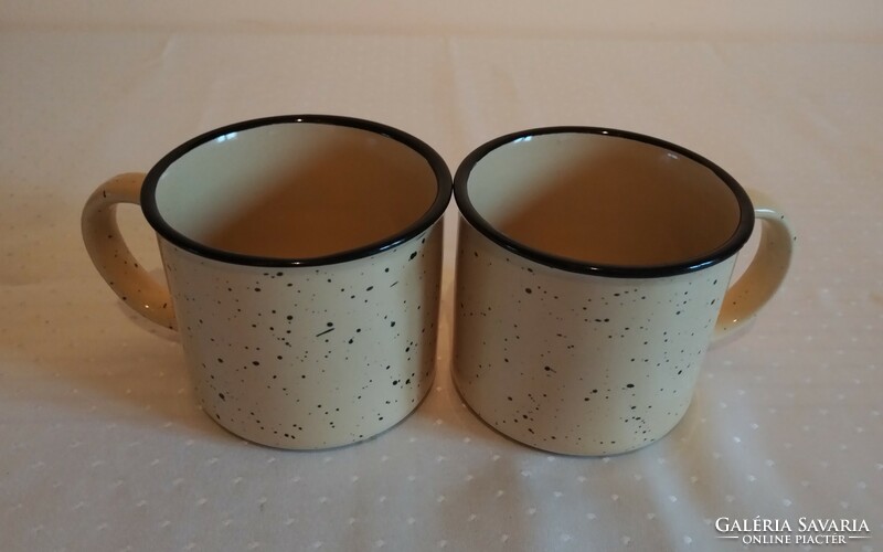 2 butter-colored mugs and cups with a retro effect