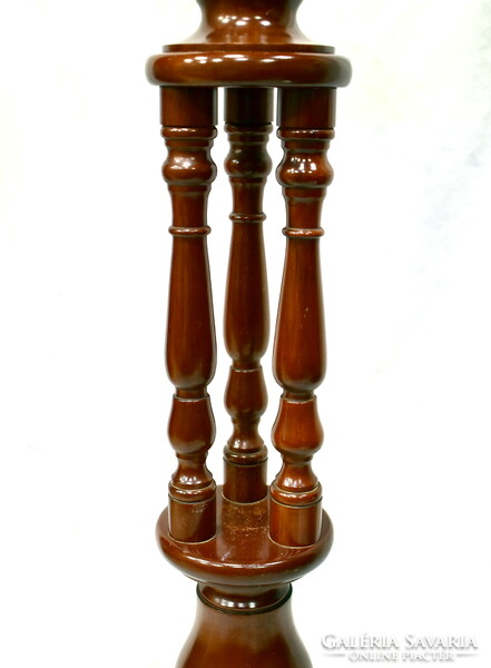 Solid wooden pedestal with a beautiful decorative column design
