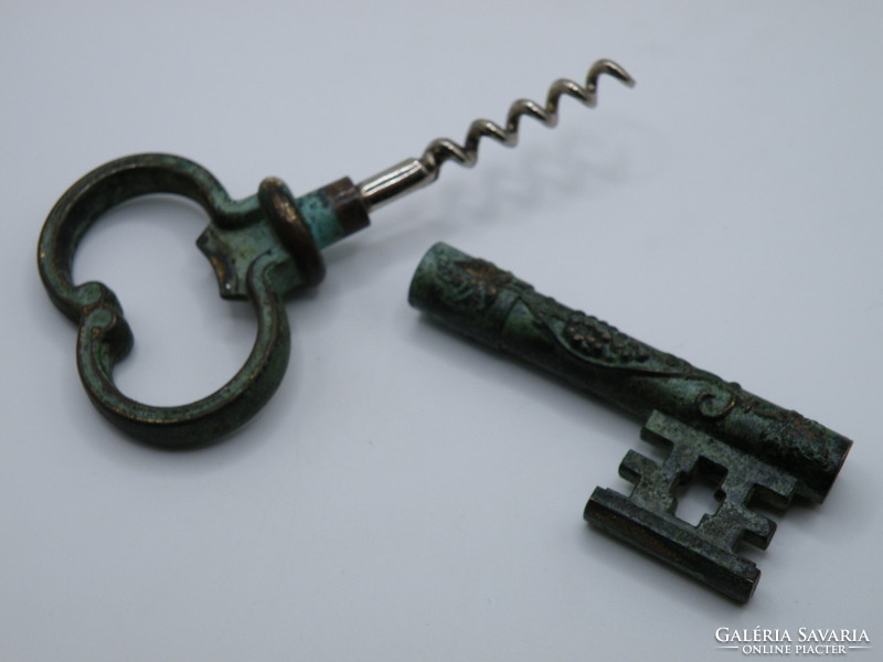 Uk0273 bronze cellar key shaped corkscrew grape cluster with grape leaf decoration