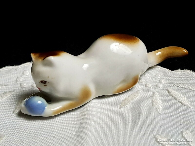 Kék labdával játszó, fekvő Zsolnay porcelán cica 11 cm