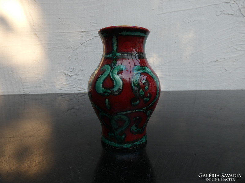 Vintage kis kerámia váza. Vörös és Zöld népies dekorral Gmundner Keramik Ausztria . 1960-as évekből.
