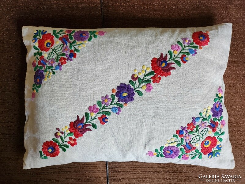 Pillow with triple diagonal Kalocsa stitching