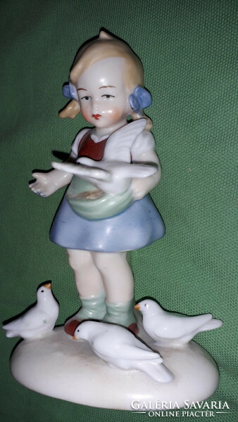 Very nice German sitzendorf porcelain figure girl feeding pigeons 14 x 9 cm according to the pictures