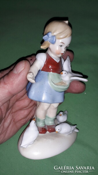 Nagyon szép német SITZENDORF porcelán figura galambokat etető leány 14 x 9 cm a képek szerint