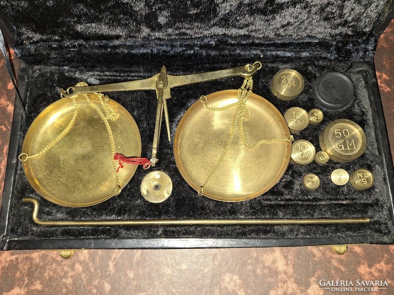 Jewelry scales in a velvet-lined box with scales