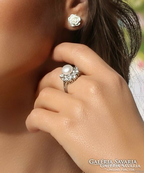 Nagyon szép gyűrű tenyésztett gyönggyel és kristályokkal díszítve, gyönyörű. !!