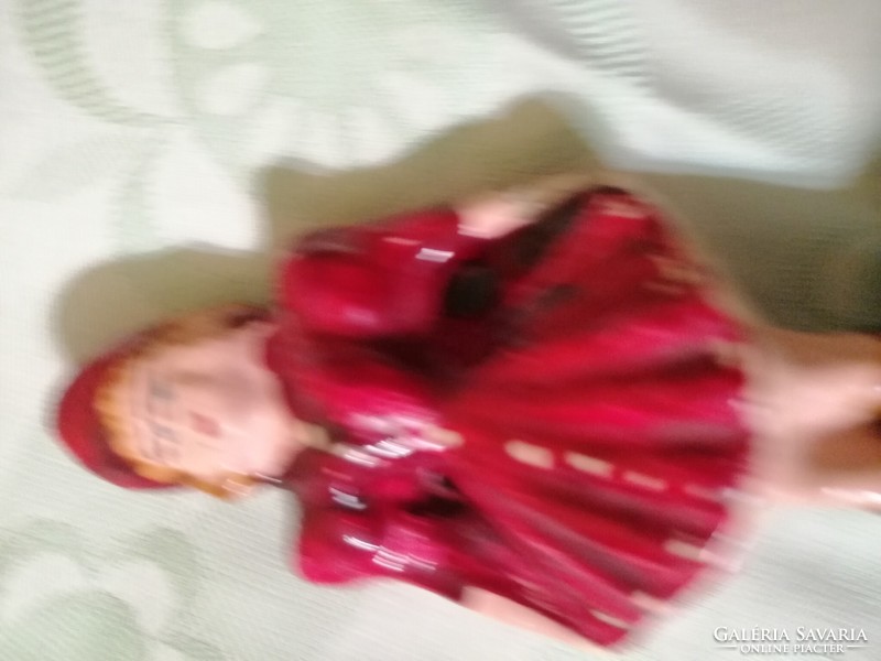 Antik  piros ruhás  kerámia  nő 12 cm