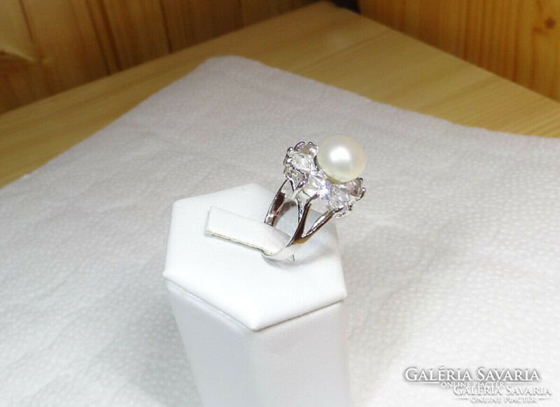 Nagyon szép gyűrű tenyésztett gyönggyel és kristályokkal díszítve, gyönyörű. !!